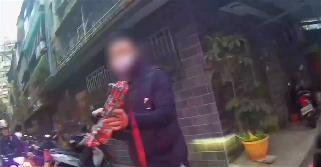 愛子跑路中險被撞！　新北火爆父「持水彈槍」揮舞嗆騎士