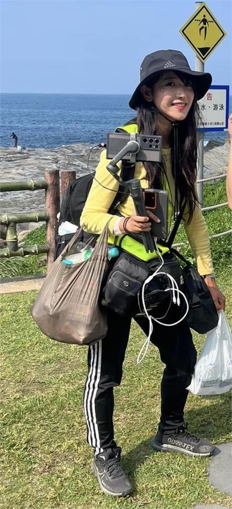 企鵝妹環島遭塞滿物資!「負重徒步照」粉絲超心疼 推1舉動代替送水