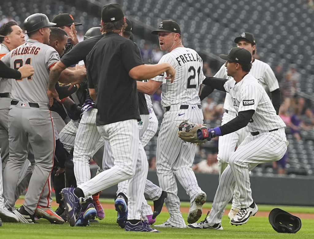 MLB(影)/打出全壘打後準備打架!巨人落磯開場就爆火拚 三人遭驅逐場面有如格鬥