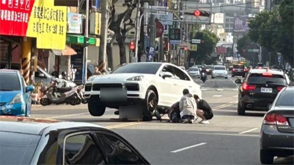 鬼遮眼?兩車都逆向! 保時捷「騎上機車、69歲騎士跳開躲劫