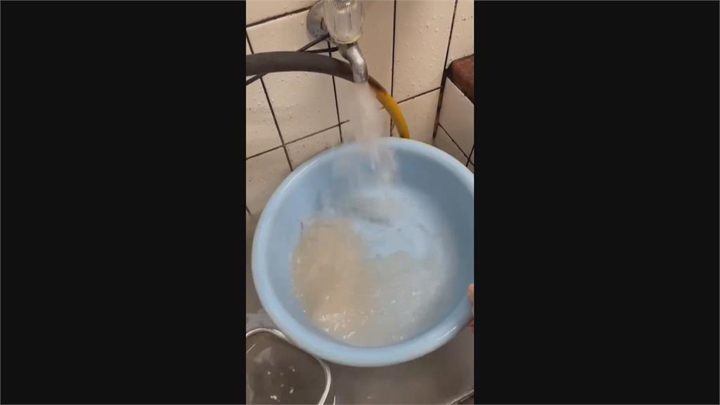 噁! 石碇自來水乳白混濁 靜置還有粉紅沈澱物
