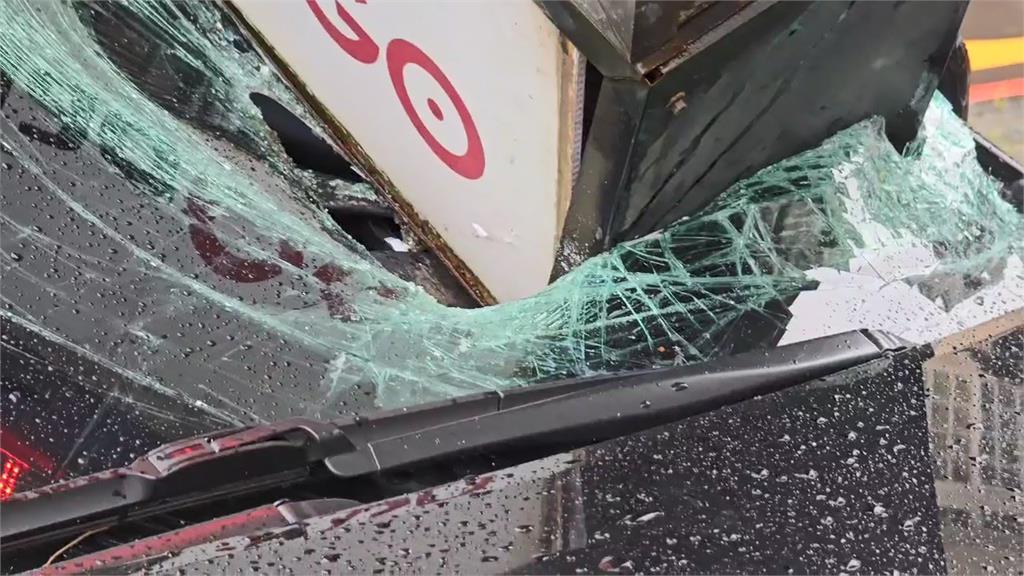 強颱凱米16級風好兇!汐止停車場招牌直插轎車玻璃 網驚:還要賠營業損失