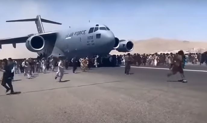 阿富汗「逃亡悲歌」8人命喪輪下！640人擠滿美運輸機「震撼照」曝光
