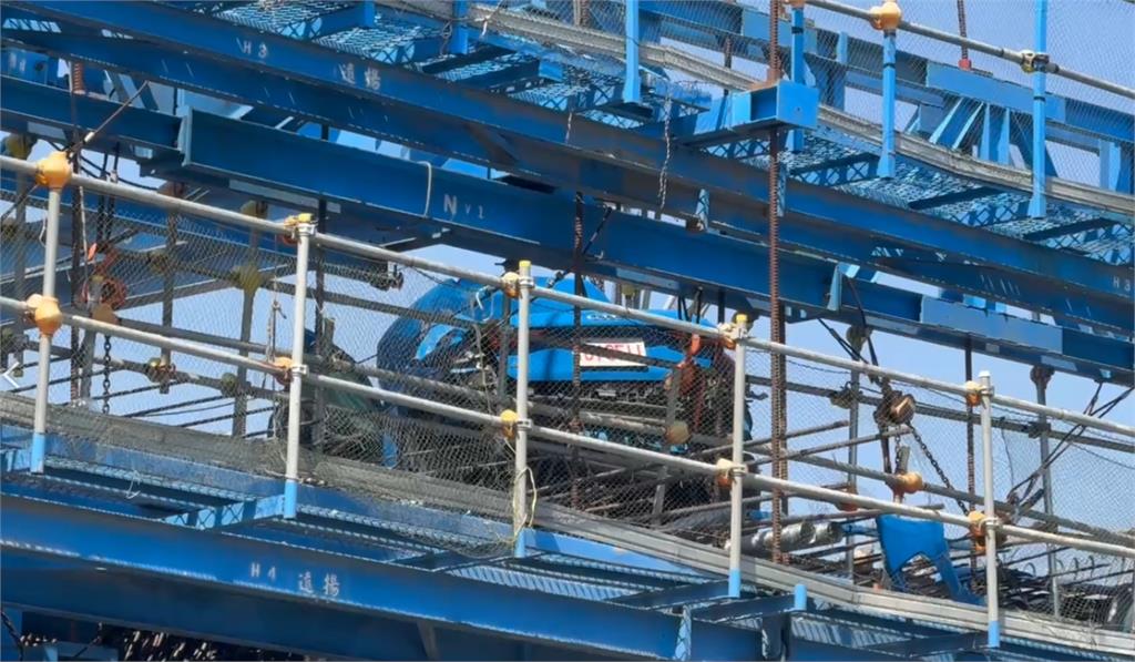 台南恐怖車禍！奥迪男「堤防上爆衝」飛上9m高架橋　「車頭斬首」當場死亡驚悚畫面曝