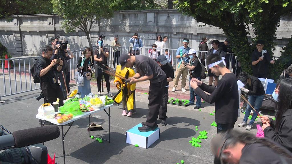 柯文哲涉京華城案遭求刑28年半 民眾黨支持者上凱道「掃墓」