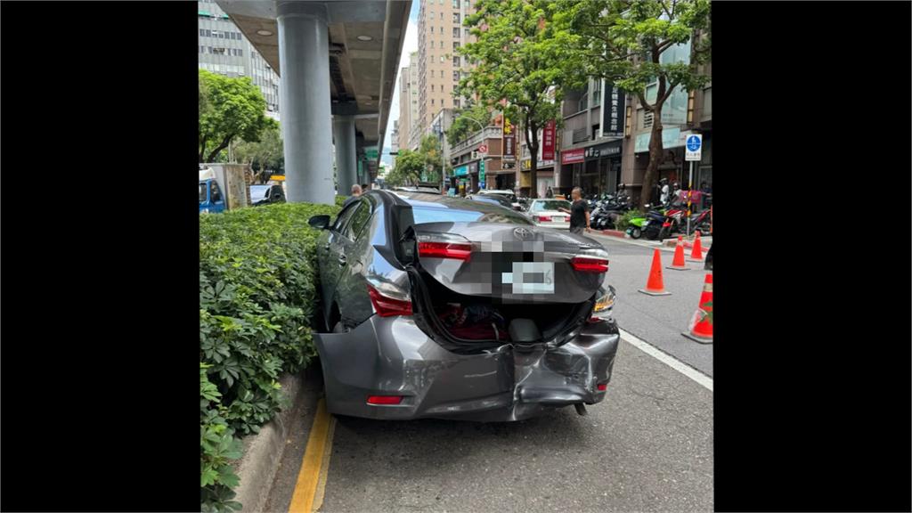 北市男子無照駕車害6車連環撞！　無辜騎士慘遭「捲車底」