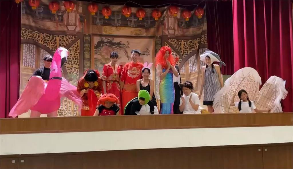 婚禮古味十足!新人乘坐「鴨母船」冬山河完成婚禮 上演「爆尪淨新娘」舞台劇