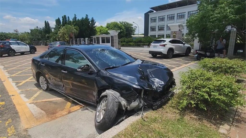 嘉市轎車高速撞石墩側翻 再撞對向騎士害重摔骨折