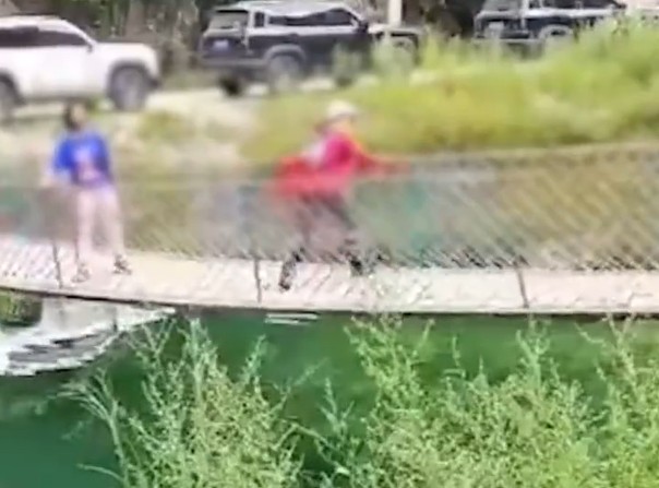 中國大媽惡搖吊橋30分全紀錄!無極限行為遭諷:遺傳「靈長類」癖好?
