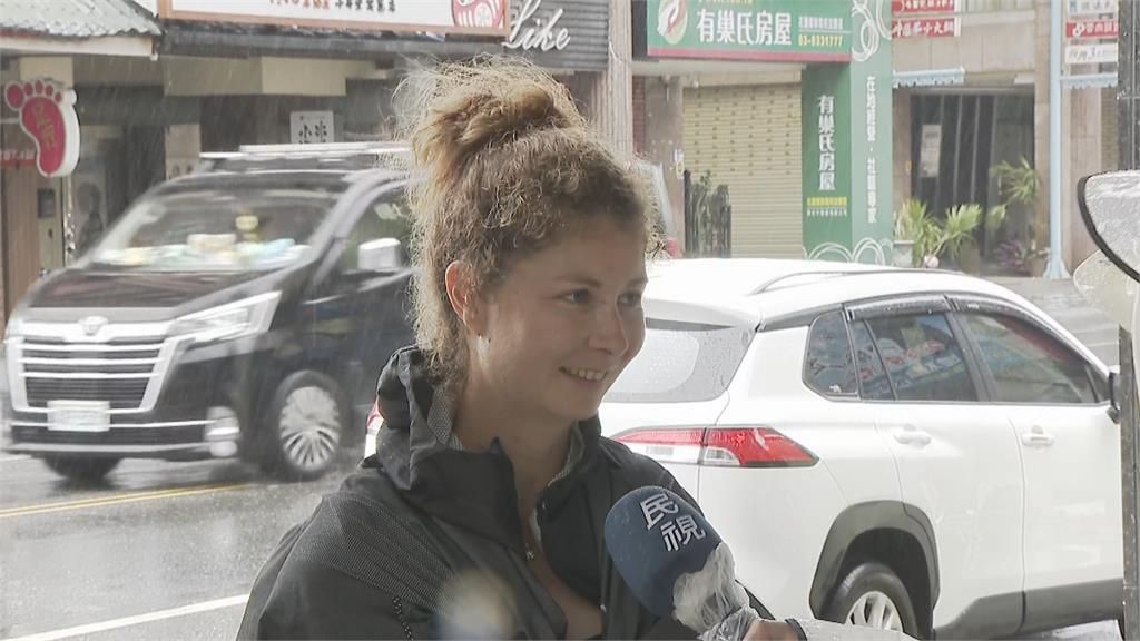 快新聞/凱米吹飛那魯灣旅店招牌狠砸2車! 法國遊客火車、航班全被取消困花蓮