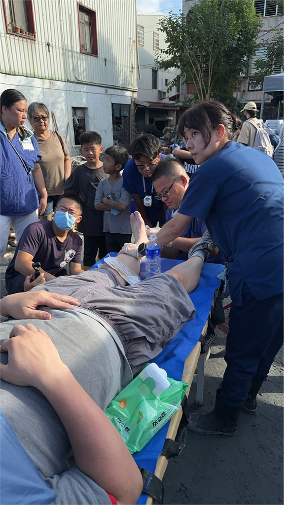 超過500個「鏟子超人」鞋底遭刺穿?醫曝淤泥藏釘子、鐵片、碎玻璃