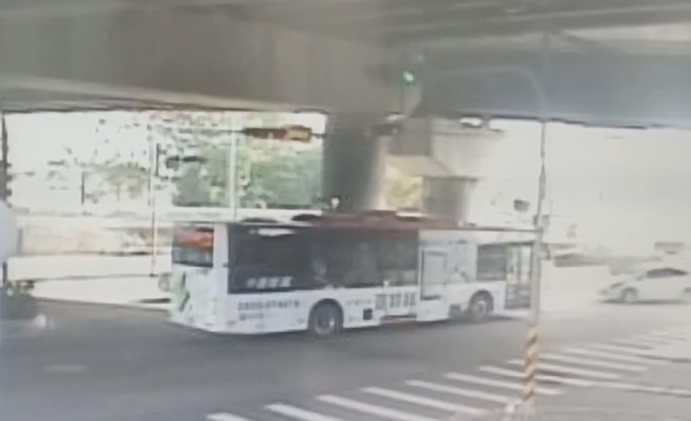 轎車違規轉撞公車5人送醫! 監視器畫面曝光