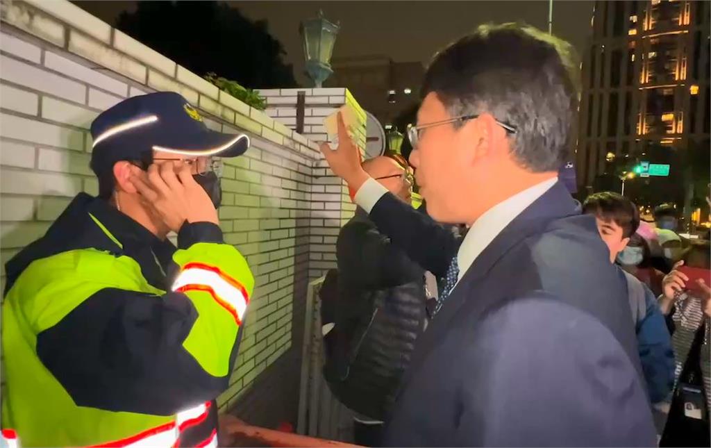 柯文哲遭起訴北院開接押庭 黃國昌帶小草進入旁聽