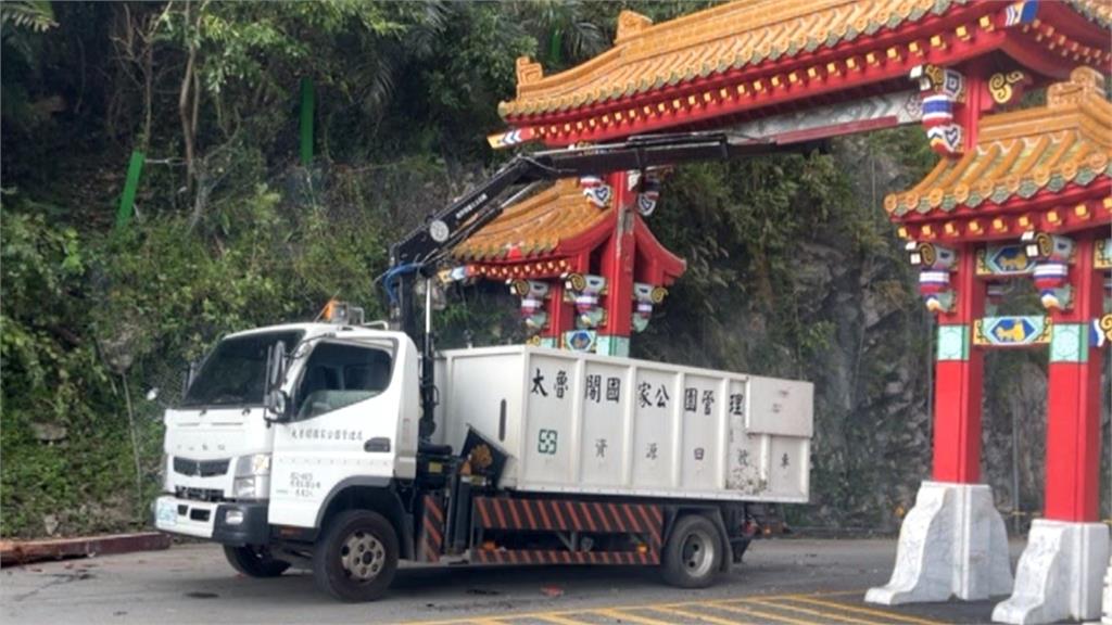 「東西橫貫公路」不見了　太魯閣牌樓被救災卡車撞壞