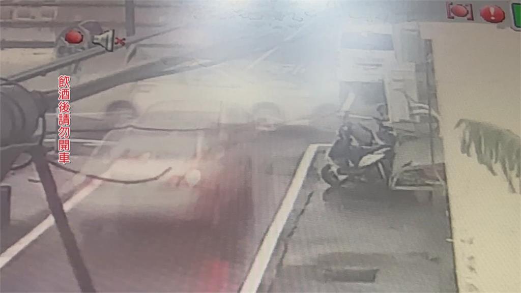 酒駕釀禍！２轎車巷弄路口擦撞　１車失控撞進民宅