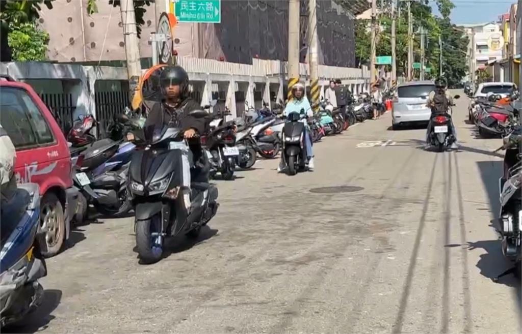 不滿私設道路遭學生停滿機車 住戶掛布條抗議