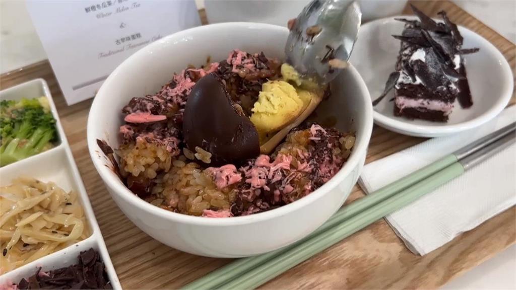 BLACKPINK來台掀粉黑旋風 高雄業者推粉黑烤鴨捲餅搶商機
