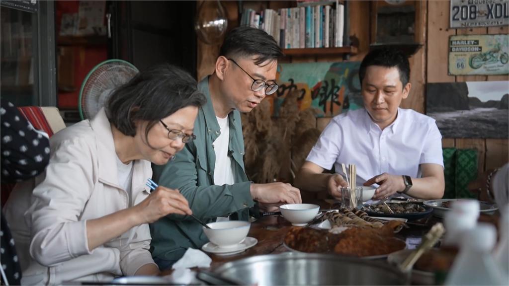 跟著蔡英文、賴瑞隆逛蚵仔寮! 19歲廚師「端這好料」擄獲小英味蕾