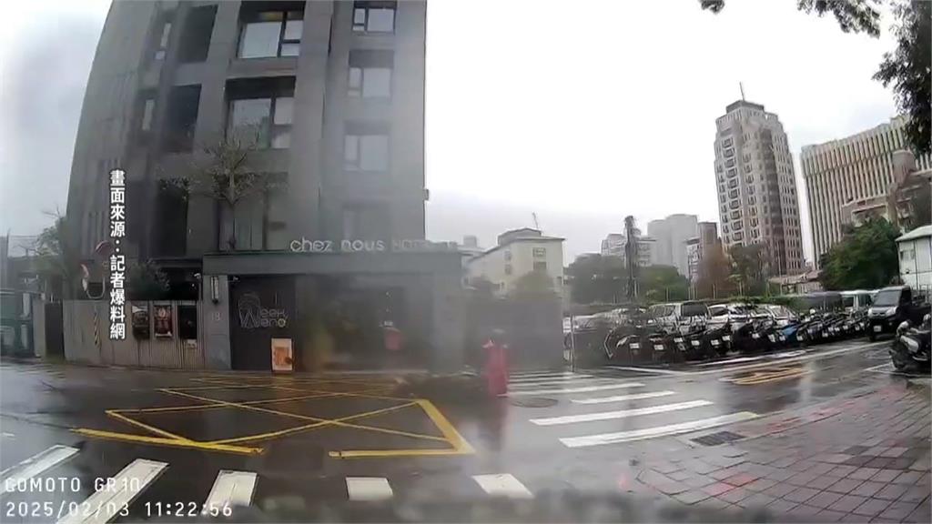 北市警車行經路口未減速！　害騎士自摔、網質疑：是不是肇逃？