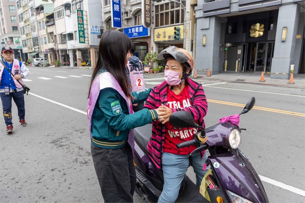 另類造勢!黃捷率擋泥板騎士團掃街 民眾:黃捷我愛你