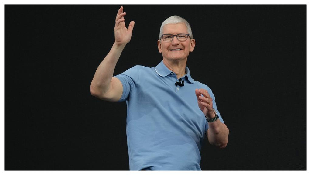 蘋果執行長被降薪36%「前年只拿19.6億」　網：因為iPhone 15系列