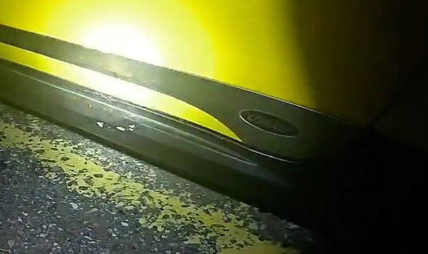 有事嗎?花蓮醉男半夜闖路中央 持石塊砸路過車輛 小黃司機嚇壞