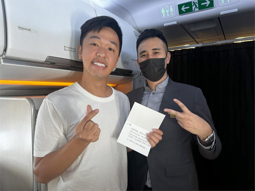 香蕉搭機返台收空少收手寫信秒落淚!信中提「1人」:怕被忙碌與時間沖淡