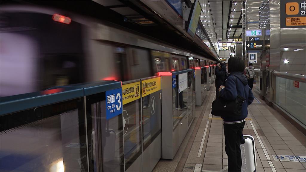 不滿捷運跑馬燈被擋！　婦人嗆「血流成河」枴杖攻擊民眾