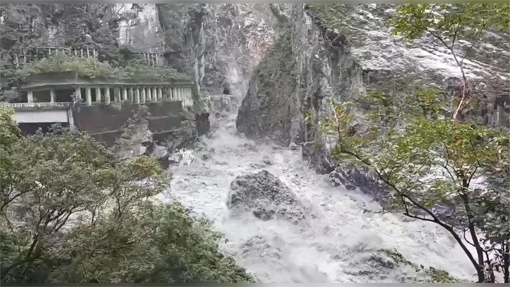 燕子口堰塞湖潰壩「徐榛蔚人在台北拜拜」！遭抓包身影網怒了：有用嗎？