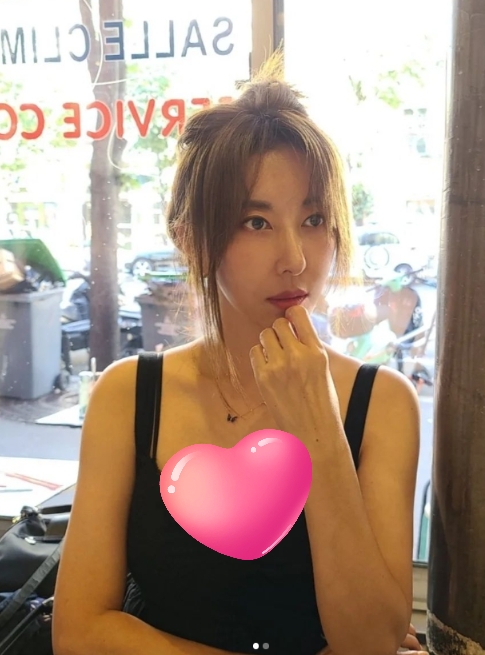 「張菲舊愛」53歲一樣辣!金元萱「心機挖洞裝」秀側身線條