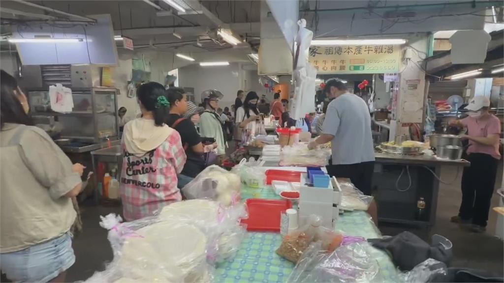 迎接清明連假人潮　春捲名店一早湧排隊人潮