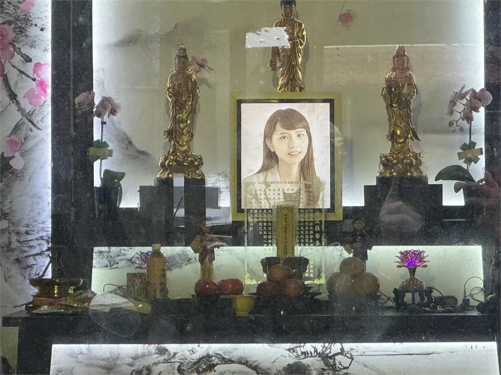 快新聞/有遺照沒姓名!陳梅慧靈堂設置完畢 親友低調捻香、預計16日火化