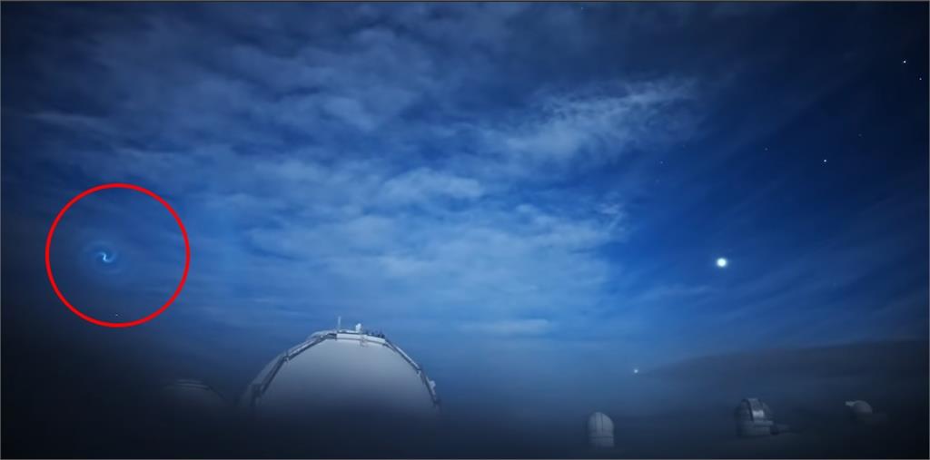 多重宇宙入口？夏威夷夜空驚見「神秘藍白漩渦」畫面曝光網全嚇傻