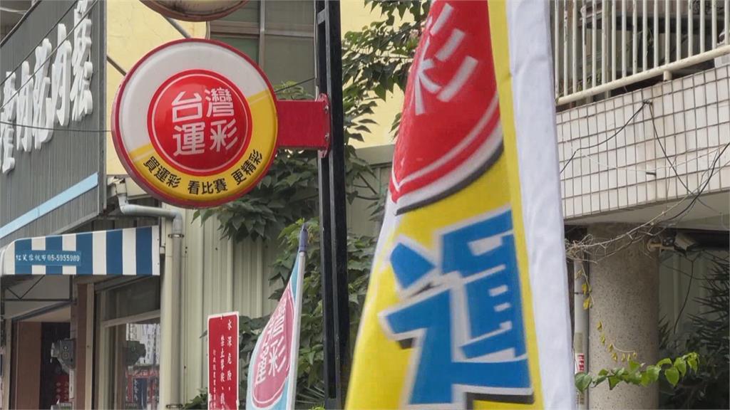 男子賭輸世足苦吞彩券! 配飲料、醬油把彩券吃下肚