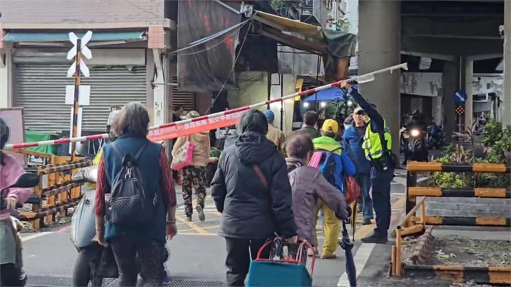 毒嫌深夜闖鐵軌害多班車次大誤點 學生、通勤族崩潰喊遲到了