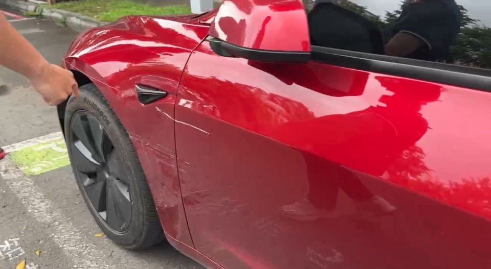 傻眼!疑車禍後未拉手煞車 轎車自動滑行又再撞兩車