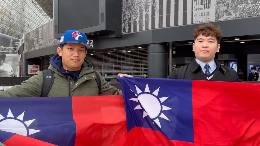 快新聞/把東京巨蛋變主場! 球迷衝現場發國旗、毛巾嗨喊:Team Taiwan