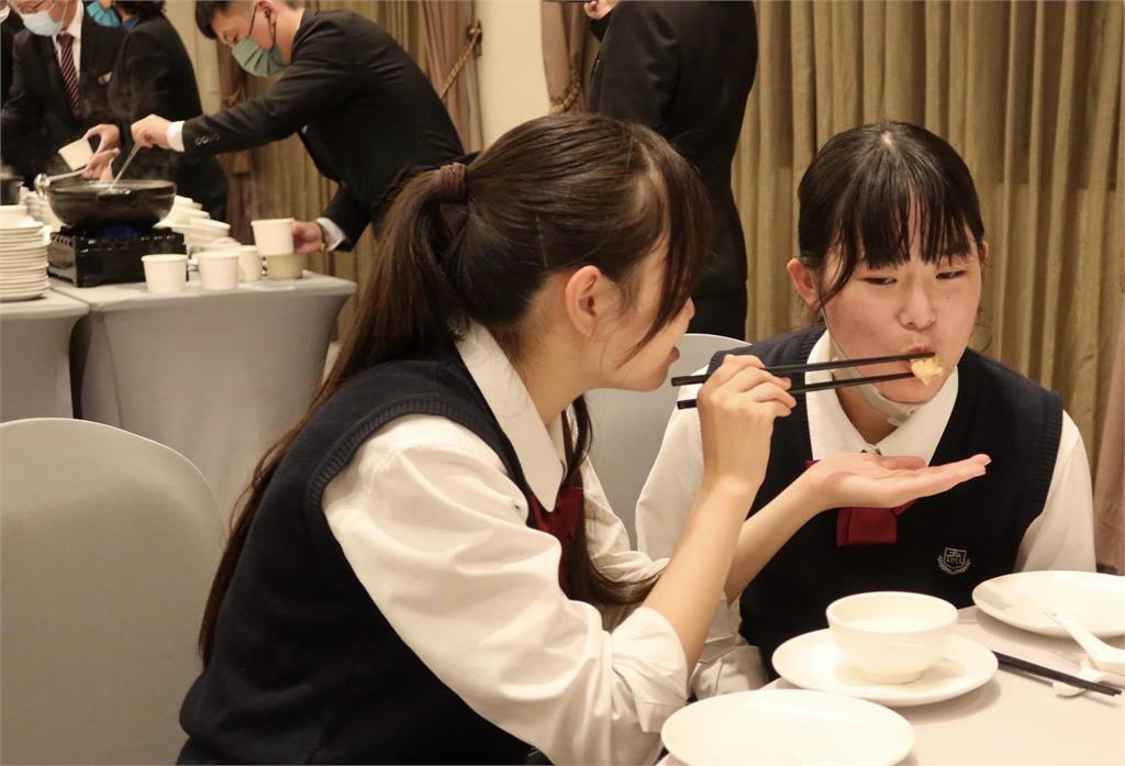 多圖/翡翠騎士下機首站直奔這!大嗑珍奶、台味宵夜「7天行程一次看」