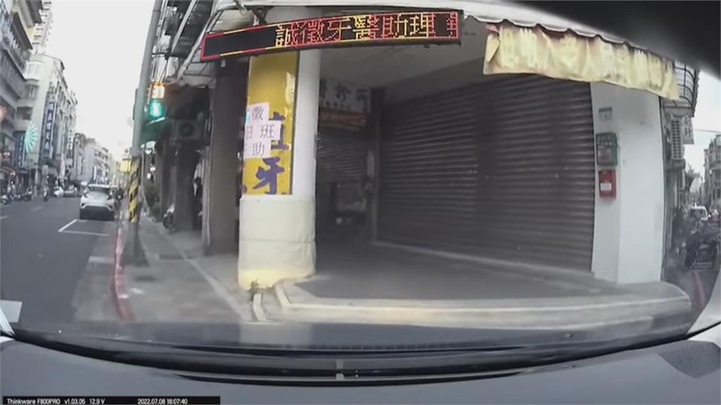 人肉接力占車位! 婦人手按車頭阻擋車子前進