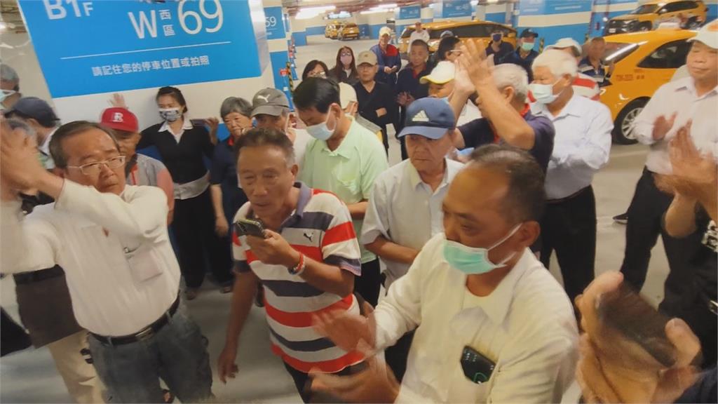 高雄火車站集結近百位司機!怒控台鐵影響排班車權益