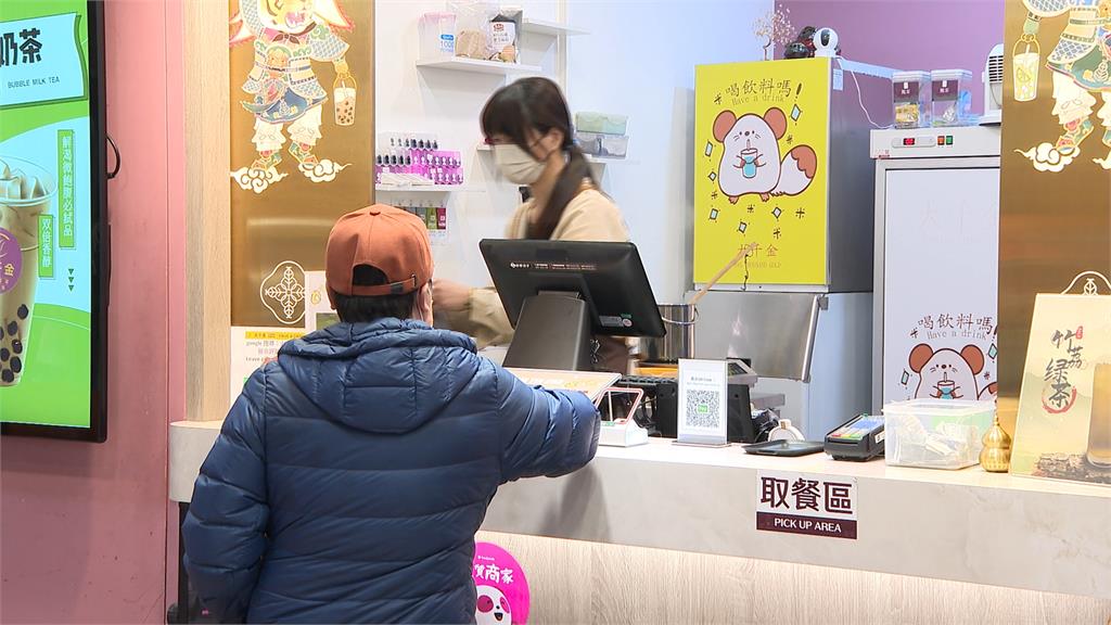 手搖中配闆娘被挖「曾喊統戰」 港男到店怒喊六四天安門