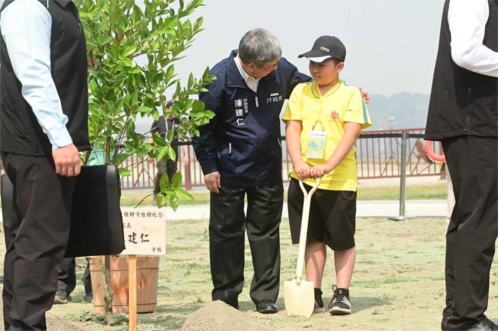 植樹節赴鳥嘴潭人工湖種樹　陳建仁：十年樹木、百年樹人