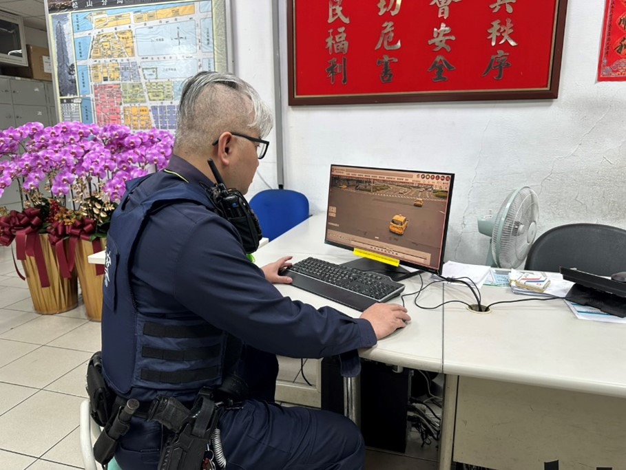 快新聞／千鈞一髮！飛機半小時後起飛「手機遺落計程車」　松山警臨危不亂成功拆彈