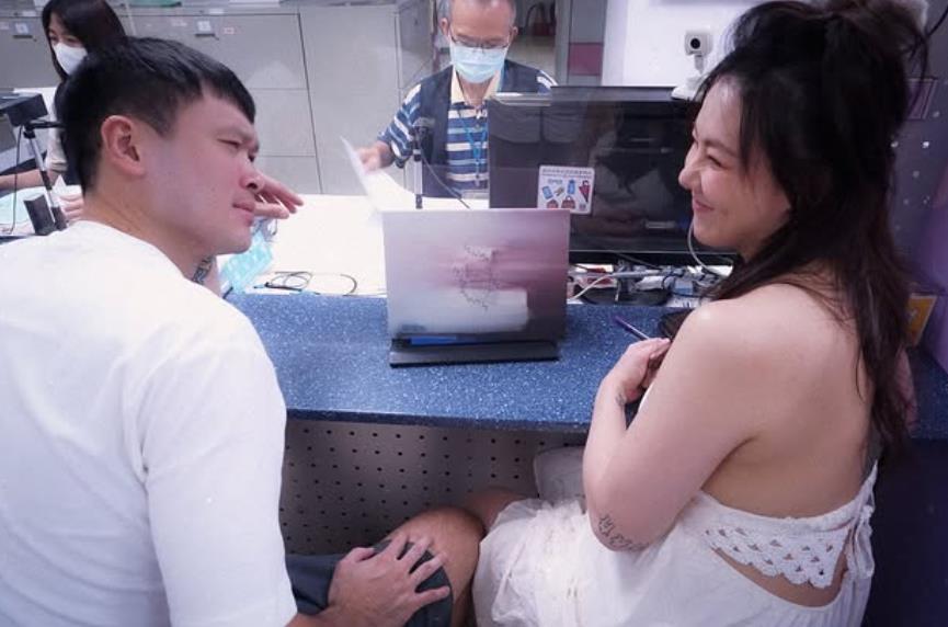 37歲劉雨柔產後8個月靠意志力狂瘦　她曬「激辣自拍」真實狀態曝！