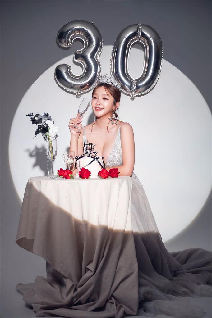 賴慧如迎30歲「戰袍全開」整組誠意放桌！親揭「15年星路」1事很幸運