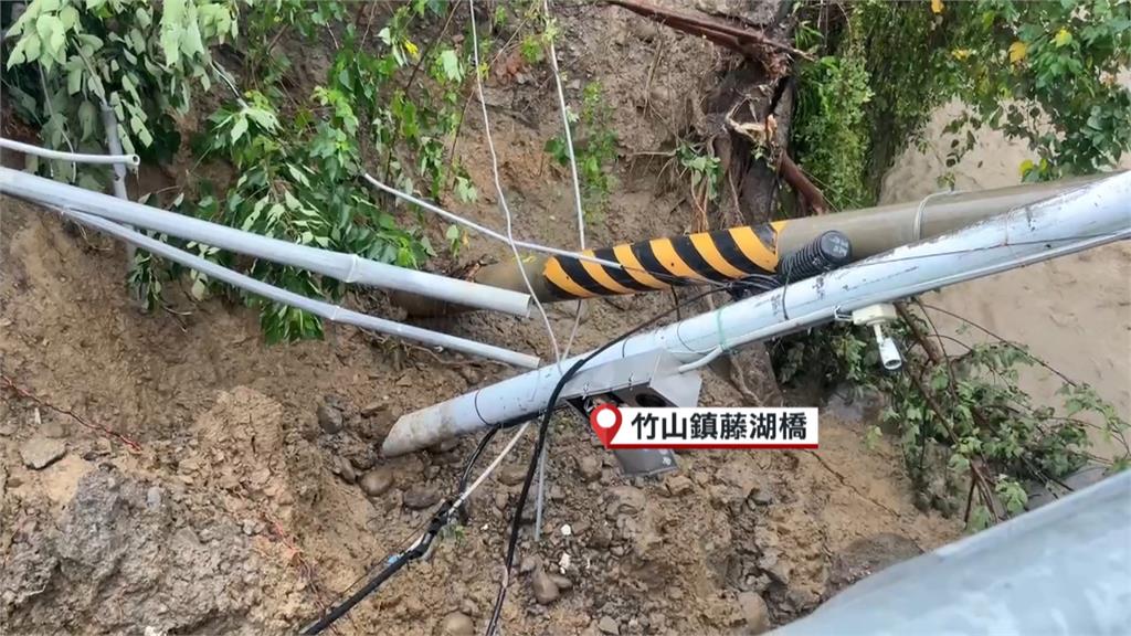 市區駕訓班積淹水成小湖　車輛淹過半個車身