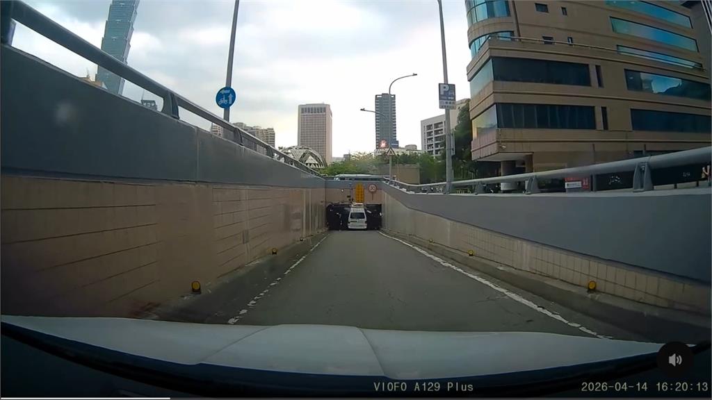 台北復康巴士硬闖限高地下道　車頂全削掉「變敞篷車」