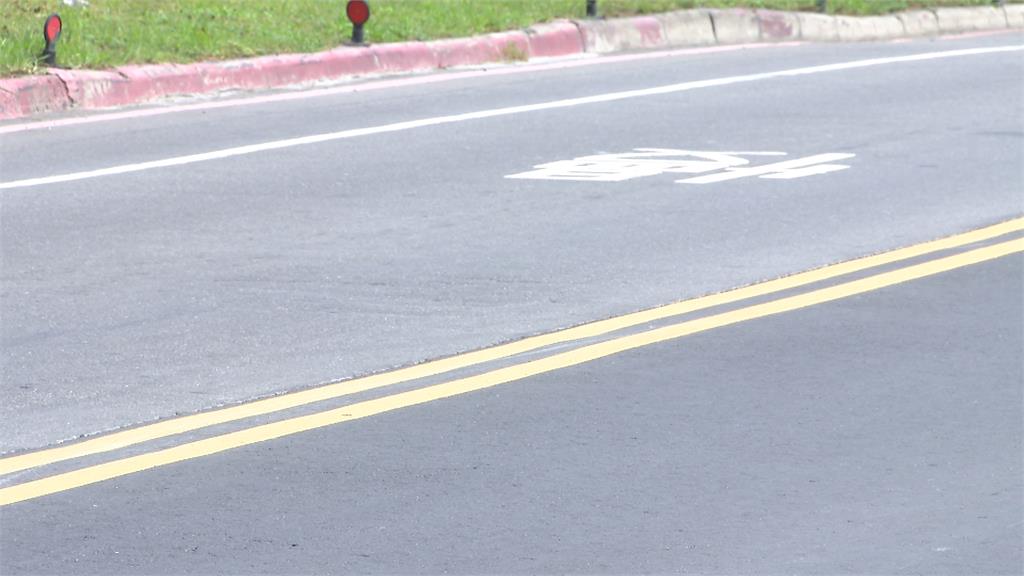大貨車違規左轉! 騎士迎頭撞上卡在車上逃過死劫