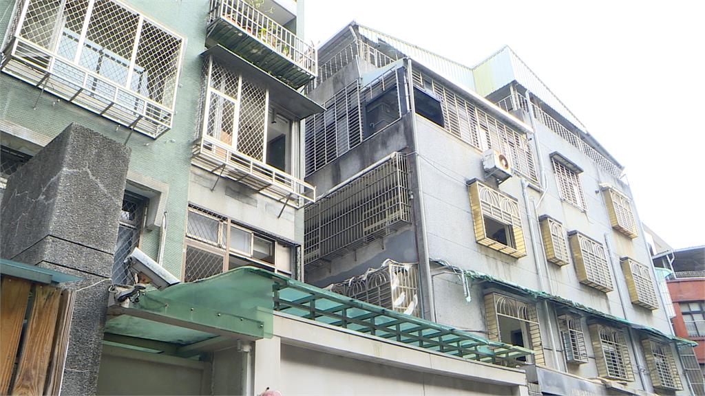 北市連雲街危老建築都更　裝潢廢棄物竟從高空丟下