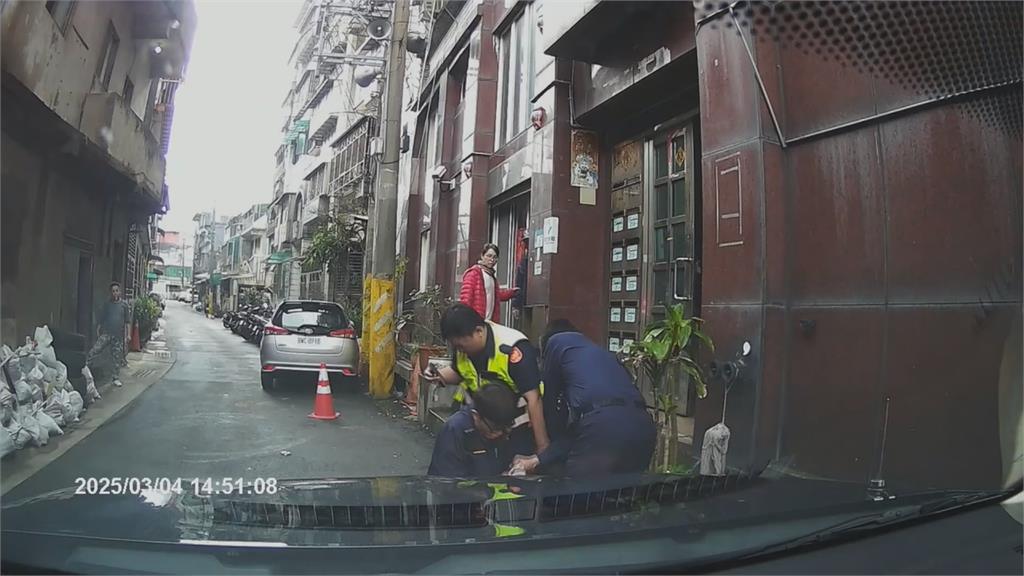 離譜!女拒盤查「突掏辣椒水」下秒朝警眼睛狂噴